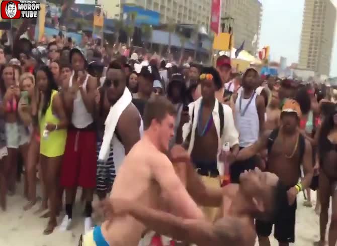 Video: A beach battle finishes swiftly